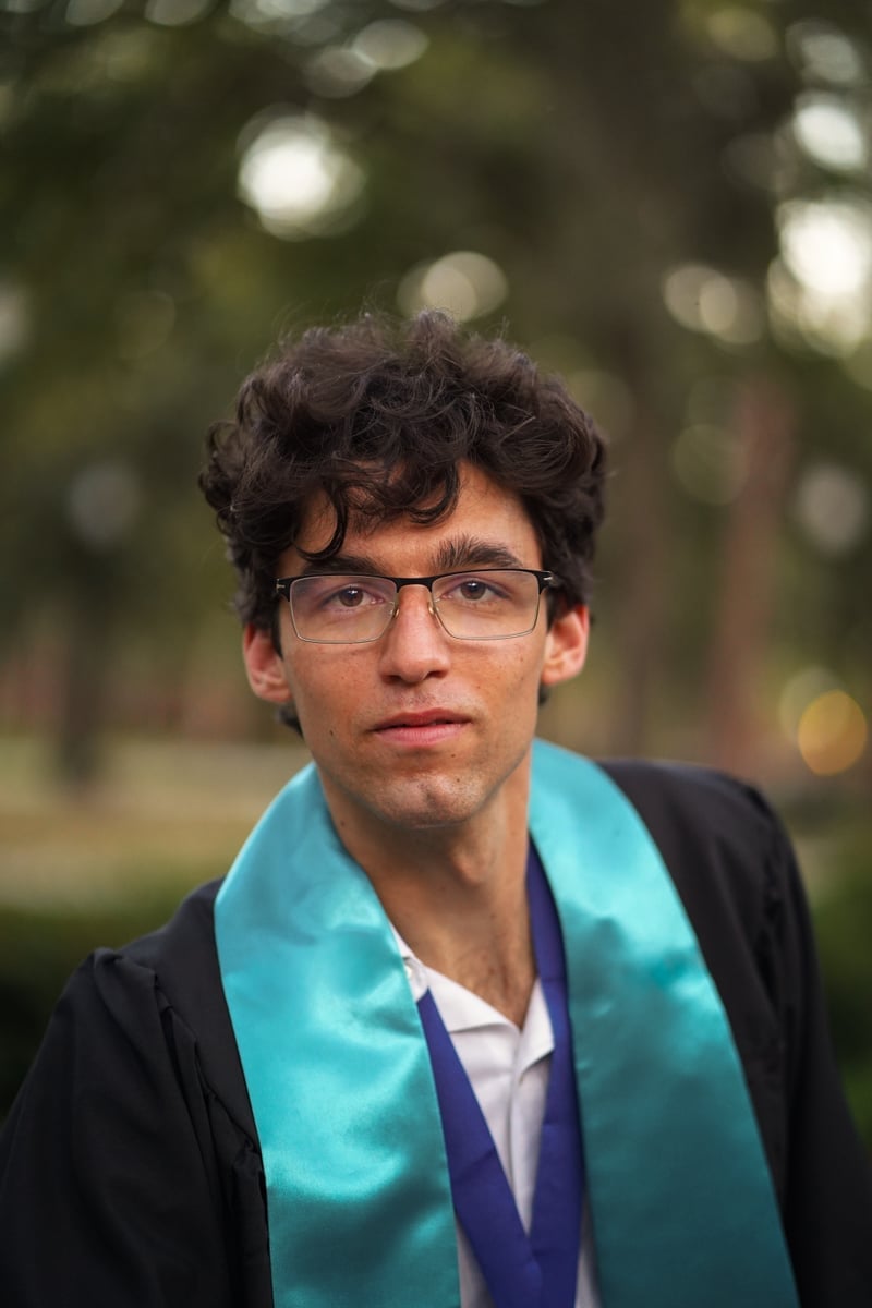 Grad portrait by Nico Tovar Photography